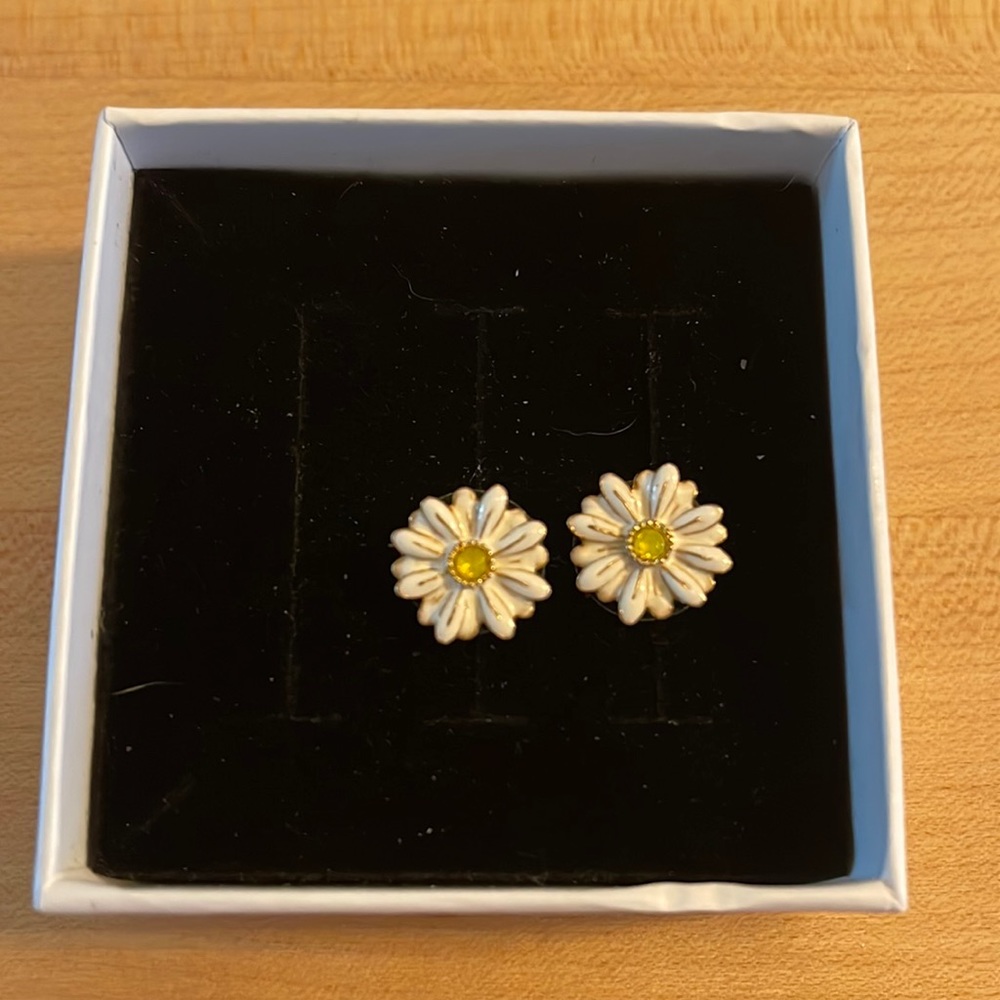 Origami Owl Crystal Center Enamel Daisy Earrings